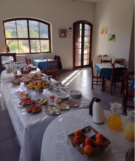 Guest house Sacra Familia -15 Km Da Terra Dos Dinos 3*